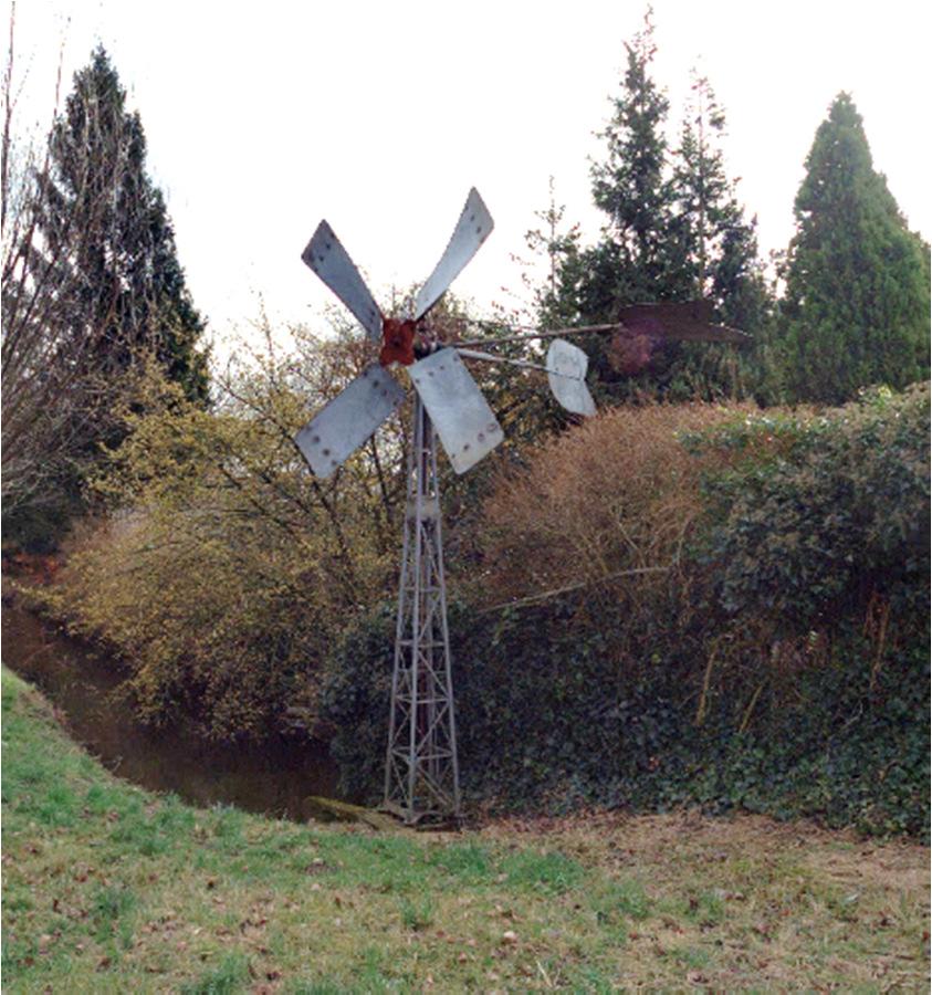 42. Wiel en begraafplaats Dubbeldam, Zuidendijk. Gemeentelijk monument. Vóór de begraafplaats, onderaan de Zuidendijk van 1617, ligt een vijver.