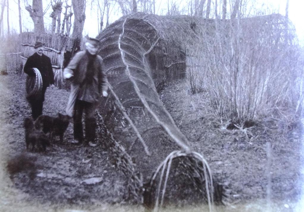 grotendeels opgebouwd met wilgenvlechtwerk (circa 1898).