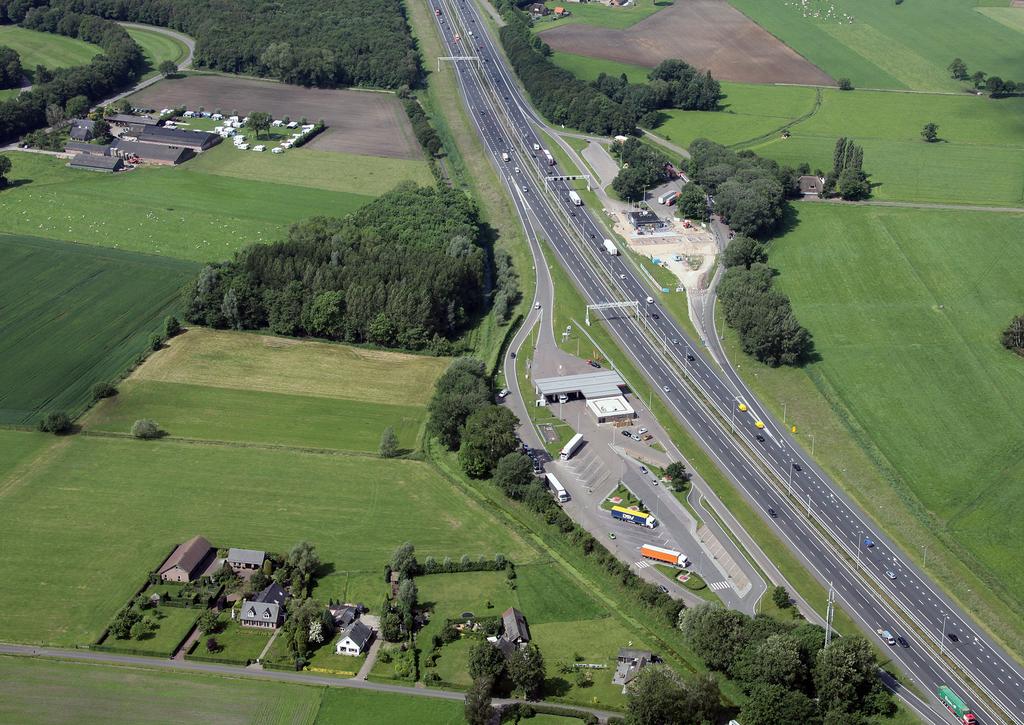 1 Verbreding A1 Apeldoorn - Azelo Voor u ligt de samenva ing van het Ontwerptracébesluit/Milieueﬀectrapport (OTB/MER) A1 Apeldoorn - Azelo.