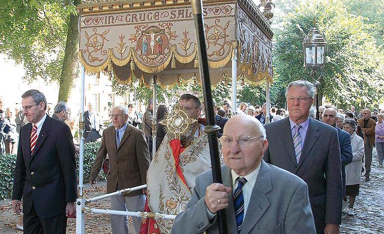 De jaarlijkse processie op het begijnhof van Turnhout (op de zondag na het feest van de Kruisverheffing) is momenteel nog de enige overgebleven processie van een rijke traditie.