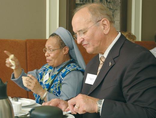 In een paar voordrachten van sprekers kwam, vanuit die warme belangstelling Zuster Kristina en Giel Sertons tijdens de lunch. ook een zorg om de toekomst naar voren.