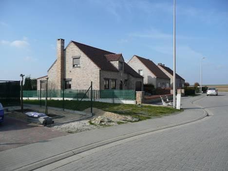 de tuinen van de ADL-woningen gescheiden.