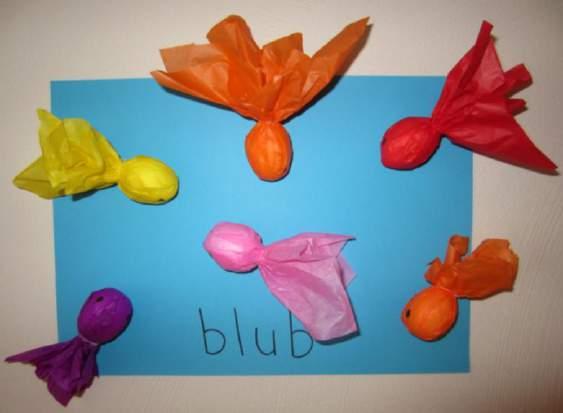 8. 3d vissen Voor ieder kind zijn er een aantal kleine piepschuim eitjes en een blauw vel karton. Je kunt i.p.v. de piepschuim eitjes ook bolletjes laten maken van papier.