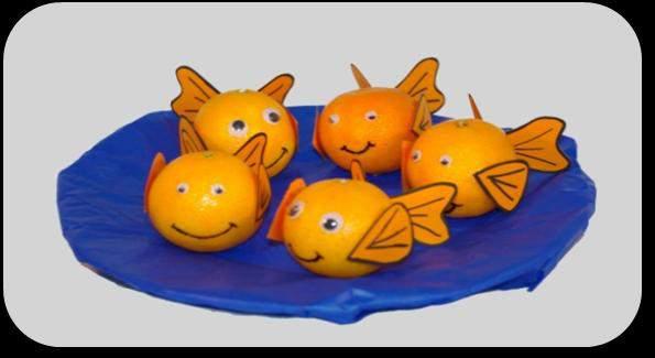 Maak van mandarijntjes vissen. Plak aan de zijkant vinnen, twee (wiebel) ogen en een mond en je vis is af.