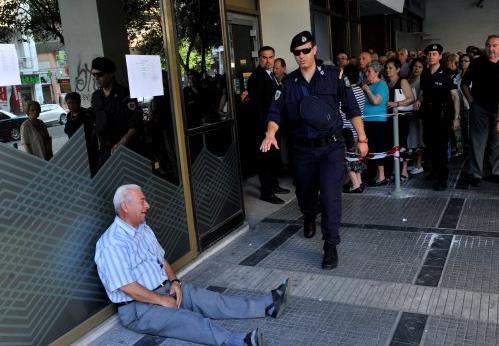 1. Inleiding In 2015 ging er een foto van een oude Griekse man de wereld over (afbeelding 1). Hij kon zijn pensioen niet meer opnemen bij de banken in Griekenland.