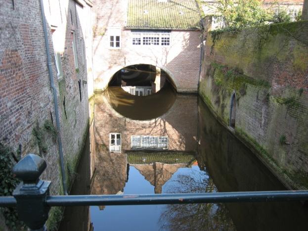 De Binnendieze van Buiten Deze activiteit combineert een wandeling door de Bossche binnenstad, boven langs de Binnendieze, met Bourgondisch genieten van goede wijn met lekkere hapjes.