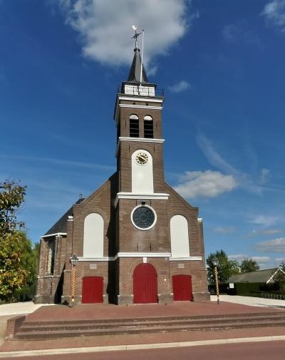 In het dorp zijn een groot aantal voorzieningen gecreëerd zoals basisscholen, het sociaal cultureel centrum H2O met zwembad, diverse sportfaciliteiten, een bibliotheek, verscheidene winkels,