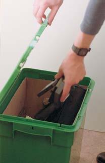 Recyclingbox Kunststof box met deksel en schuine inworpopening, stapelbaar en voorzien van