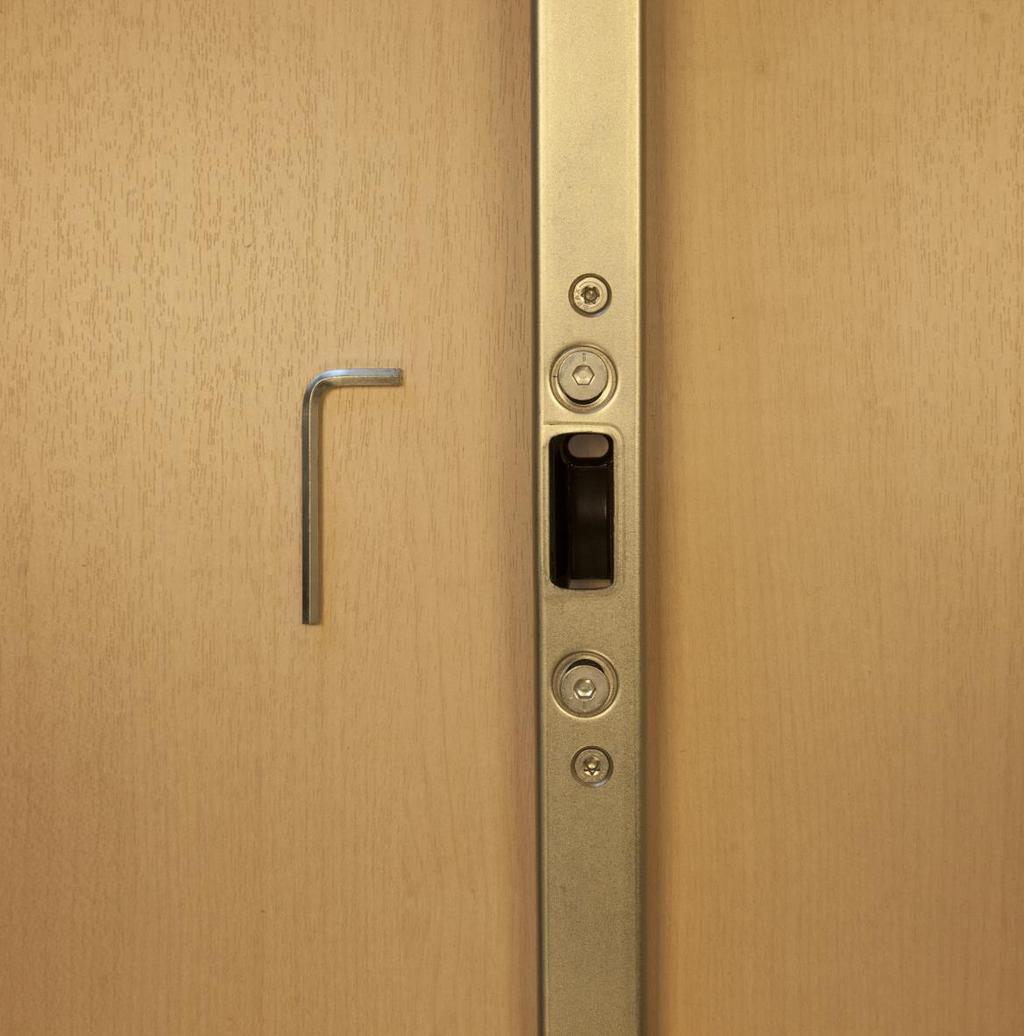Gaat de deur zwaar of te licht op slot bij een stolpstel dan is er de mogelijkheid om de haken boven en onder lichter of zwaarder te laten sluiten, met