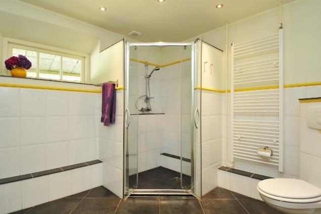 De badkamer (2012) is voorzien van ruime inloopdouche,