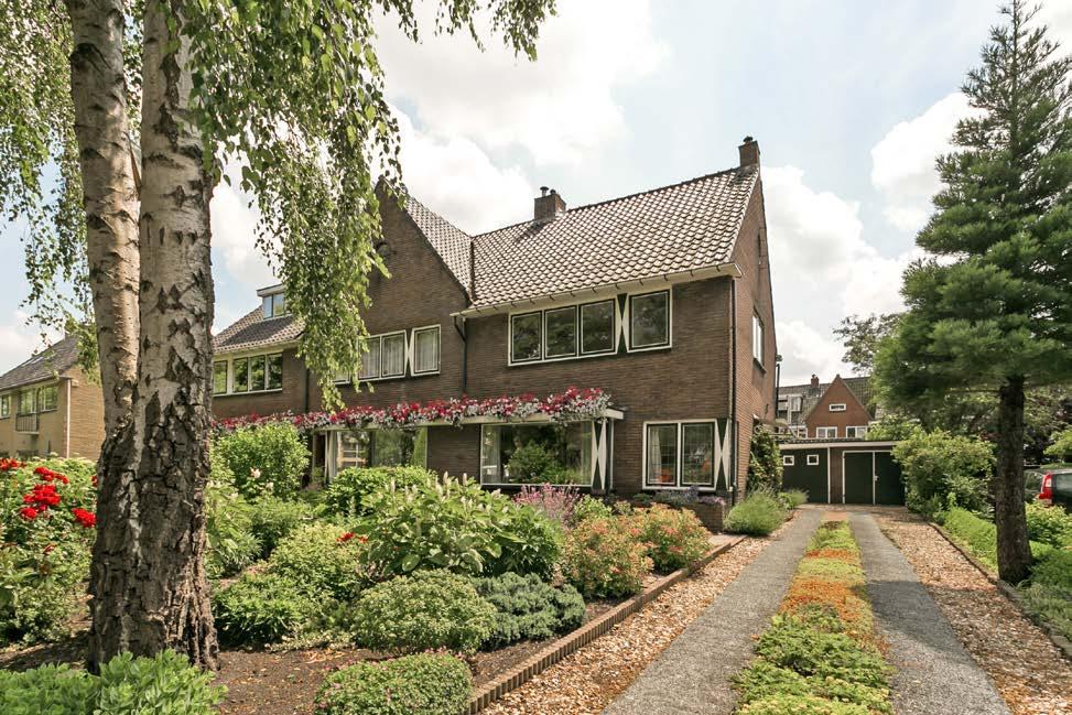 Buitenveer 49, 1381 AC Weesp OP ZEKER DE MOOISTE LOCATIE VAN HET HISTORISCHE EN PITTORESKE WEESP BEVINDT ZICH DEZE DERTIGER JAREN HOEKVILLA VOORZIEN VAN DIVERSE STIJLKENMERKEN EN ALS UITZICHT EEN