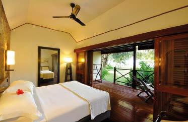 Alle kamers beschikken over airconditioning, plafondventilator, satelliet TV, haardroger, kluis, minibar, koffie- en theefaciliteiten, gemeubeld balkon met uitzicht op de Indische Oceaan.