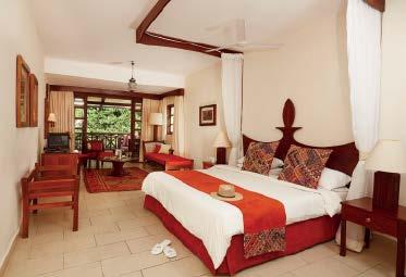 Accommodatie: De 60 Deluxe kamers (34 m²) liggen in een tropische tuin en hebben een groot balkon met tuinzicht, gedeeltelijk zeezicht of frontaal zeezicht.