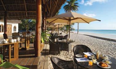 Eten & Drinken: Het hoofdrestaurant Mwambao met zicht op het zwembad en de zee biedt ontbijt, lunch & diner (vaak in buffetvorm) volgens verschillende thema s.