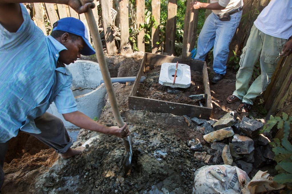 Dieter Telemans: familiale latrine in aanbouw in Toamasina Filmpje: Eerst het water, en dan voor altijd.