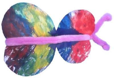3. Vlinders Vouw een A-4 vel dubbel en laat de kinderen dit met plakkaat verf helemaal beschilderen. Laat ze veel verschillende kleuren gebruiken, zo krijg je fleurige vlinders!
