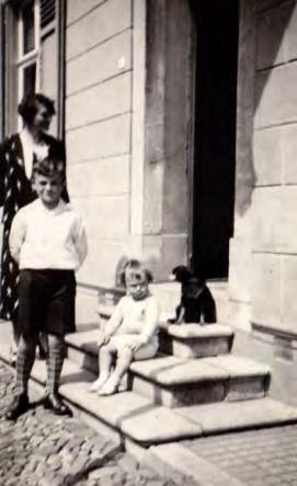 Op de foto rechts, gemaakt omstreeks 1932 staan de oudste dochter, Maria, met haar zonen Frans (links) mijn vader- en Fernand. Foto's uit privécollectie.