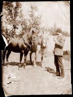 Rechts Frans Evertz met zijn twee paarden en de paardenknecht. Beide foto's zijn tussen 1885 en 1898 gemaakt. Foto's uit privécollectie.