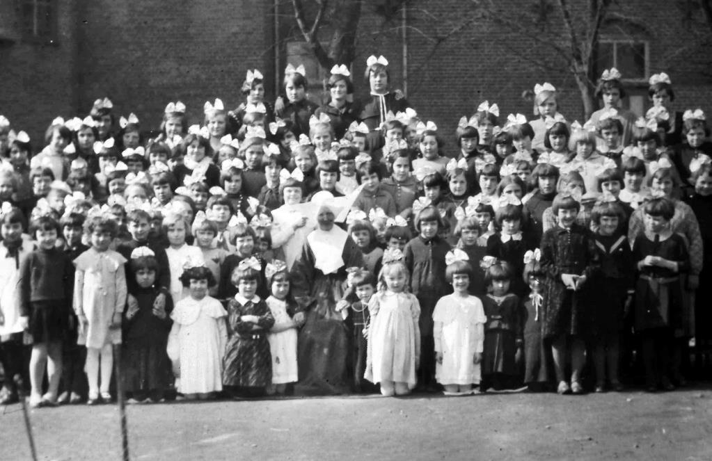 Awwer foto s AWWER FOTO S Alle leerlingen van de meisjesschool van oud-susteren in 1934, bij gelegenheid van het zilveren kloosterjubileum van het