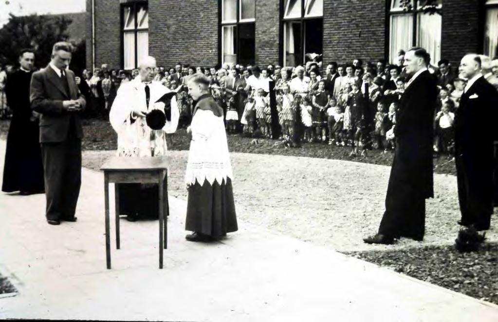 Deze foto uit 1954-1955 is gemaakt aan de rechterzijde van het klooster, waar zich de bewaarschool bevond.