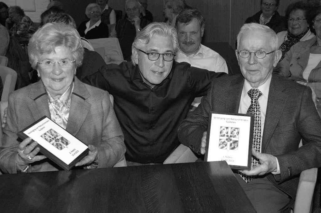 VAN DE VERENIGING Schild van Verdienste voor Annie Peters en Sjeng Peters Cor Voorter Tijdens de onlangs gehouden jaarvergadering van de Vereniging van Natuurvrienden werden twee leden extra in het