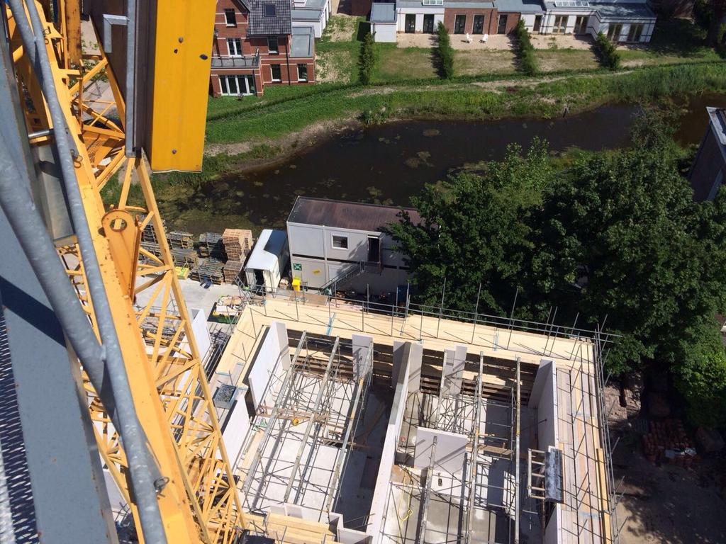 Op de foto links zijn de kalkzandsteen wanden op de begane grondvloer geplaatst en afgeschoord (stalen buizen die de wanden stabiel houden tijdens onze bouwfase) De vervolgstappen zijn het monteren