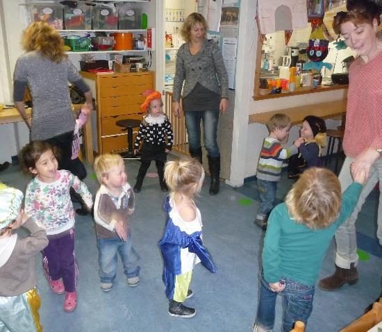 De leidsters Vooral kleine kinderen hebben een sterke behoefte aan regelmaat en herkenning. Daarom zijn drie vaste leidsters in dienst van de vereniging.