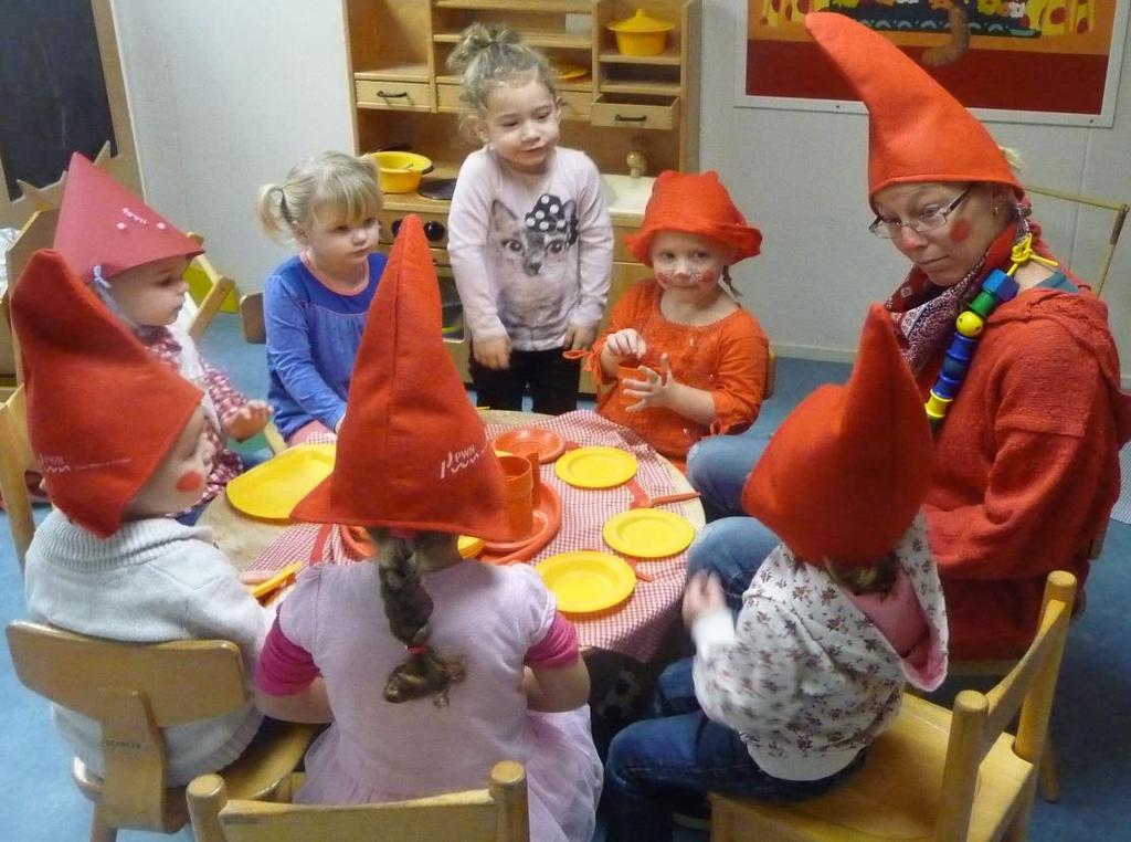 Eten & kleding Om tien uur gaat elke groep altijd in een kring zitten, er wordt dan onder andere melk gedronken, een stukje fruit gegeten en daarna volgt nog een koekje.