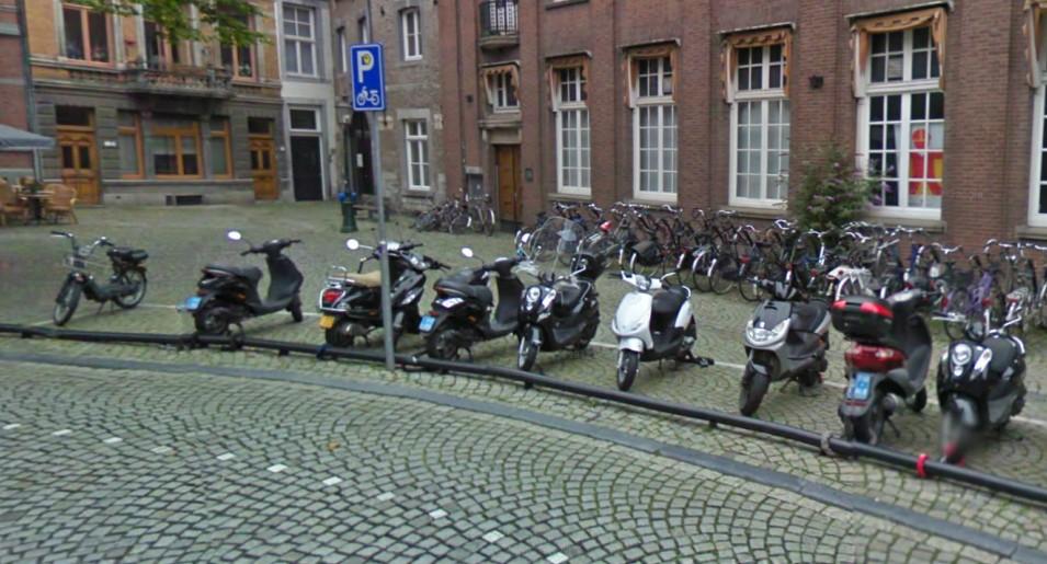 Bromfietsparkeren Bromfietsen en scooters hebben meer ruimte nodig dan fietsen. In de praktijk is stallen aan een rek niet handig.