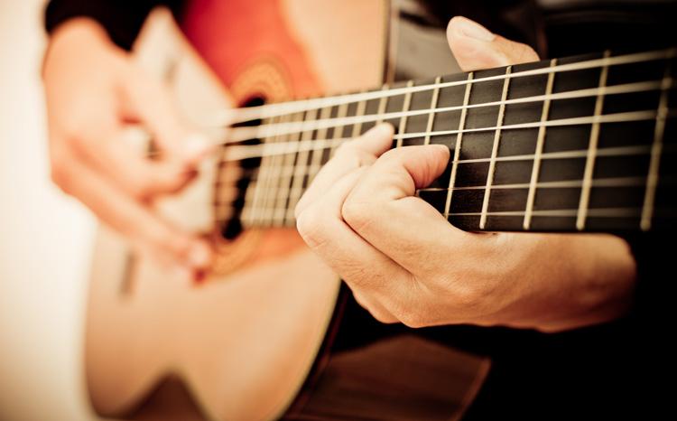 Gitaar in de klas Wil je leren hoe je op een eenvoudige manier op de gitaar liedjes kunt begeleiden in de klas? Wil je in je eigen tijd en in je eigen tempo kunnen oefenen?
