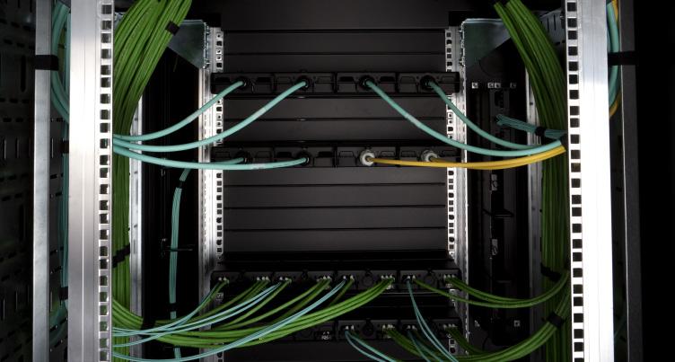 1. Housing 1.5 Kabelmanagement 1.5 Kabelmanagement Met de configuratietool kunt u diverse kabelmanagementoplossingen in uw rack configureren.