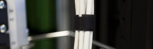 product om kabels te monteren, zonder dat ze afknellen. Ook kan het product snel losgemaakt en opnieuw gebruikt worden.