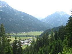 Bij Weißenbach am Lech mondt het kleinere Rotlechtal in het Lechtal.