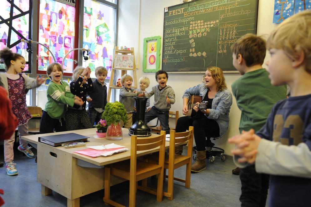 M A EXPERTISENETWERK ULTUUREDUATIE Structureel muziekonderwijs op de Amsterdamse scholen Lisa van Bennekom De stad Amsterdam heeft de ambitie om voor elke Amsterdamse basisschoolleerling een uur per