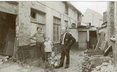 30 jaar later was iedereen daar al verdwenen en na 20 jaar leegstand kwam er een ventje met een buldozerke en het vertelske was uit.