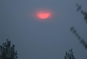 verscholen achter een deken van wolken.