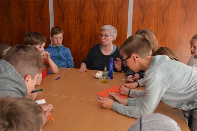 We organiseerden een heuse 'kaarsjesprocessie' met de kaarjes die de vormelingen op de derde TOVdag (Advent) zelf gemaakt hebben.