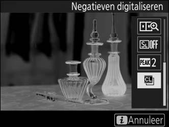 Negatieven digitaliseren Druk, om afdrukken van kopieën van filmnegatieven vast te leggen, op de i-knop en selecteer Kleurnegatieven of Monochrome negatieven voor Negatieven digitaliseren.