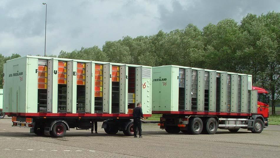3.2 Opzetcontainer nr. 9-121 van Afdeling 11, Friesland 96 3.2.1 Technische beschrijving Twee opzetcontainers op een motorwagen met aanhanger (foto: www.friesland96.nl).