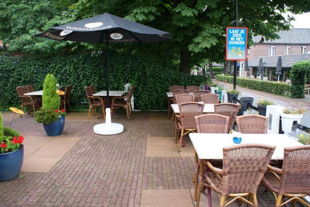 de tuin met het terras Het