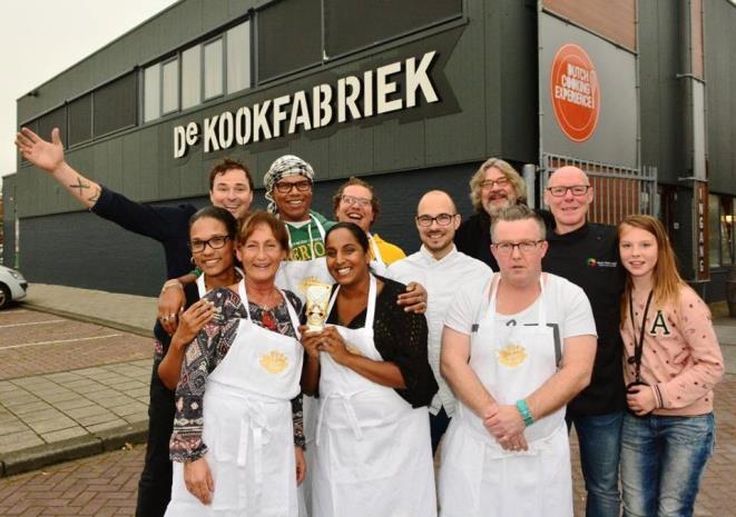 Jaarverslag 2016 - Resto VanHarte Amersfoort 7 Team Alkmaar het winnende team inclusief schort met gouden logo, samen met de juryleden.