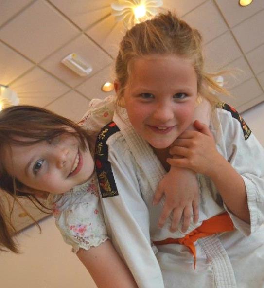 Ken jij die vleermuis? Hé neefje Ja, dat is m n neef Hij werkt bij de luchtvaart JUDOKA VAN DE MAAND Naam. Marilène Koch. Leeftijd. 9 jaar. Kleur band/slip. Oranje. Hoe lang zit je op judo.