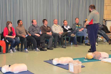 De AED (Automatische externe defibrillator) is een draagbaar toestel dat wordt gebruikt voor het reanimeren van een persoon met een