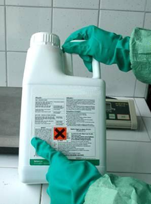 Etiket : informatie voor veilig gebruik Dosis, toepassingsperiode, toepassingsmateriaal Voorzorgsmaatregelen voor het milieu vb.
