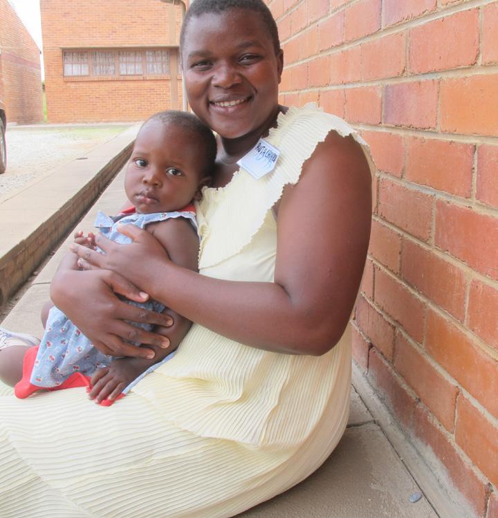 12 Zimbabwe: gezondheidswerker in Whawha in de provincie Gwuru FOTO: NETTY KAMP In de landen die wij steunen krijgt 98% van de gediagnosticeerde MDR-tbcpatiënten een geschikte medische behandeling.