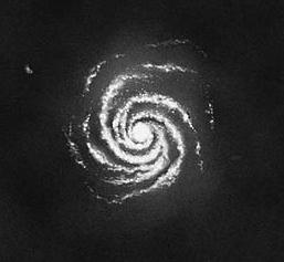 5 kpc van het Melkweg centrum stof van ~ 30 K straalt in het ver-infrarood (wet van Wien) atomair