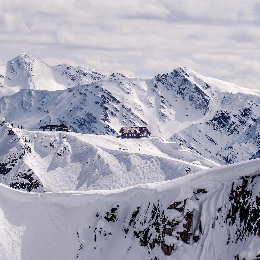 Kicking Horse Skiing Met 5 liften en 120 runs is Kicking Horse één van de grootste gebieden van de Rocky Mountains.