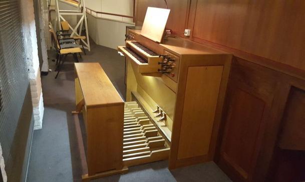 in de windlade waarop het pijpwerk staat. De speeltraktuur van het orgel werd op traditionele wijze vervaardigd. De overbrengingen zijn van hout en metaal.