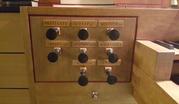 De registers zijn ordelijk in registerpanelen aangebracht. Het orgel is voorzien van een sleutelschakelaar en signaallicht.