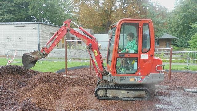 een kraan verdeeld. Yari heeft geholpen met de kruiwagen.